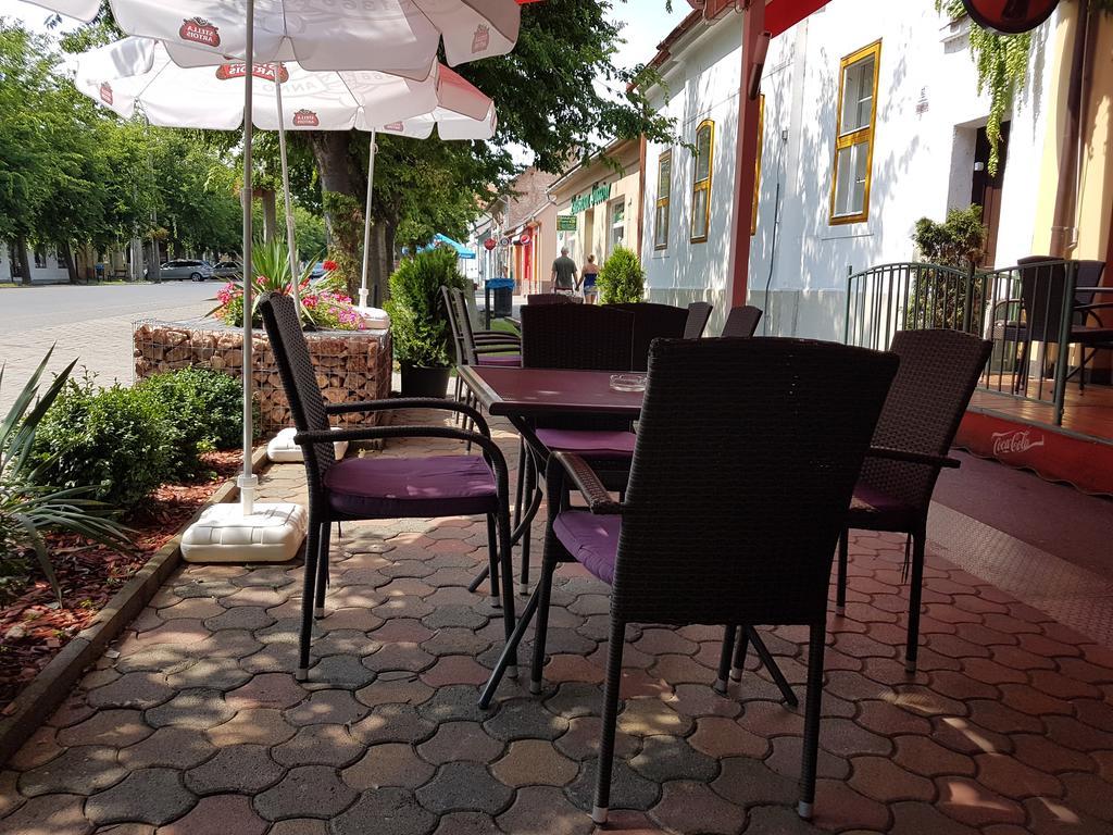 Club Haus 502 Kalocsa Bed & Breakfast Exterior photo